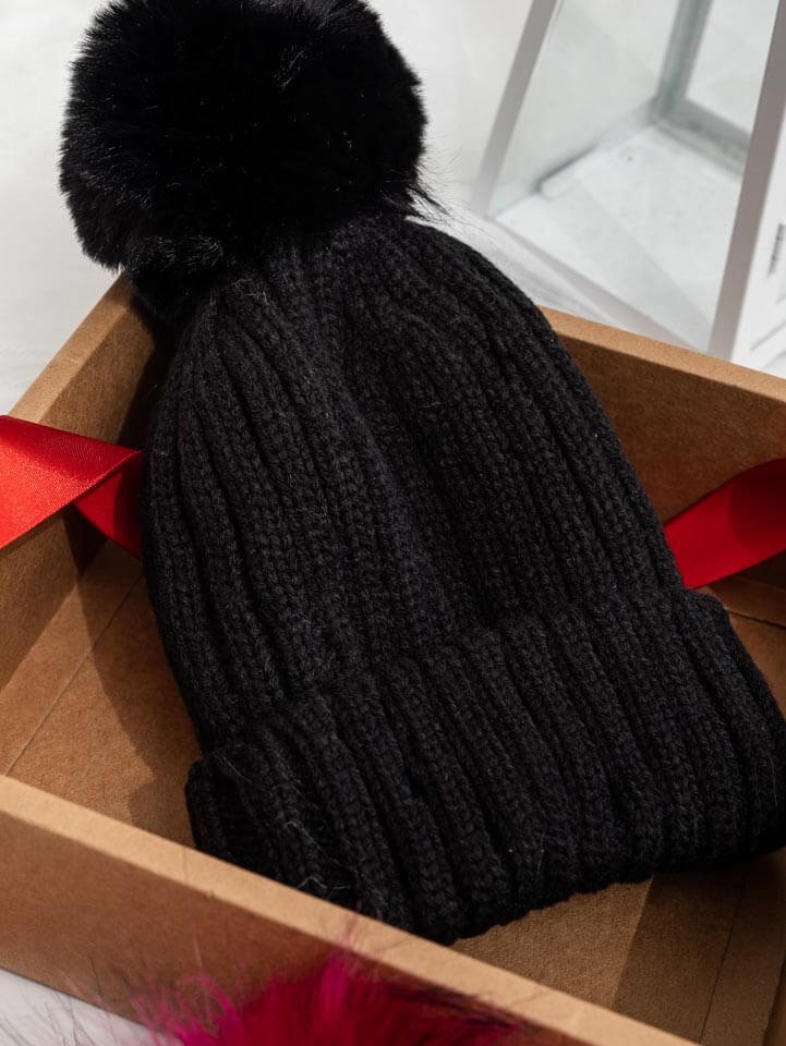 Čierna pletená čiapka - darčeková sada