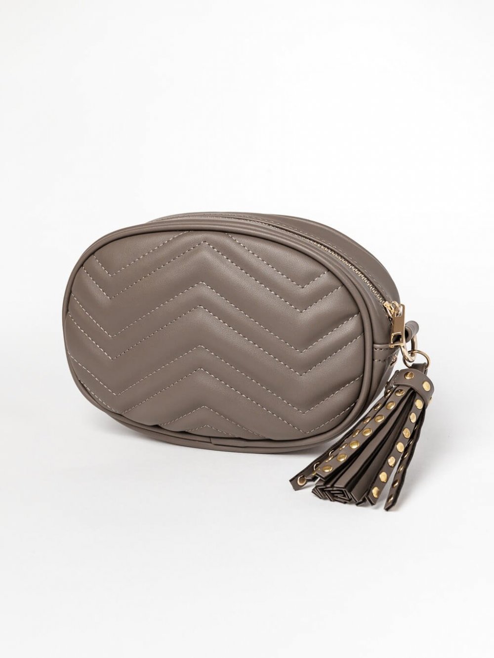 Sivo-hnedá kabelka s príveskom