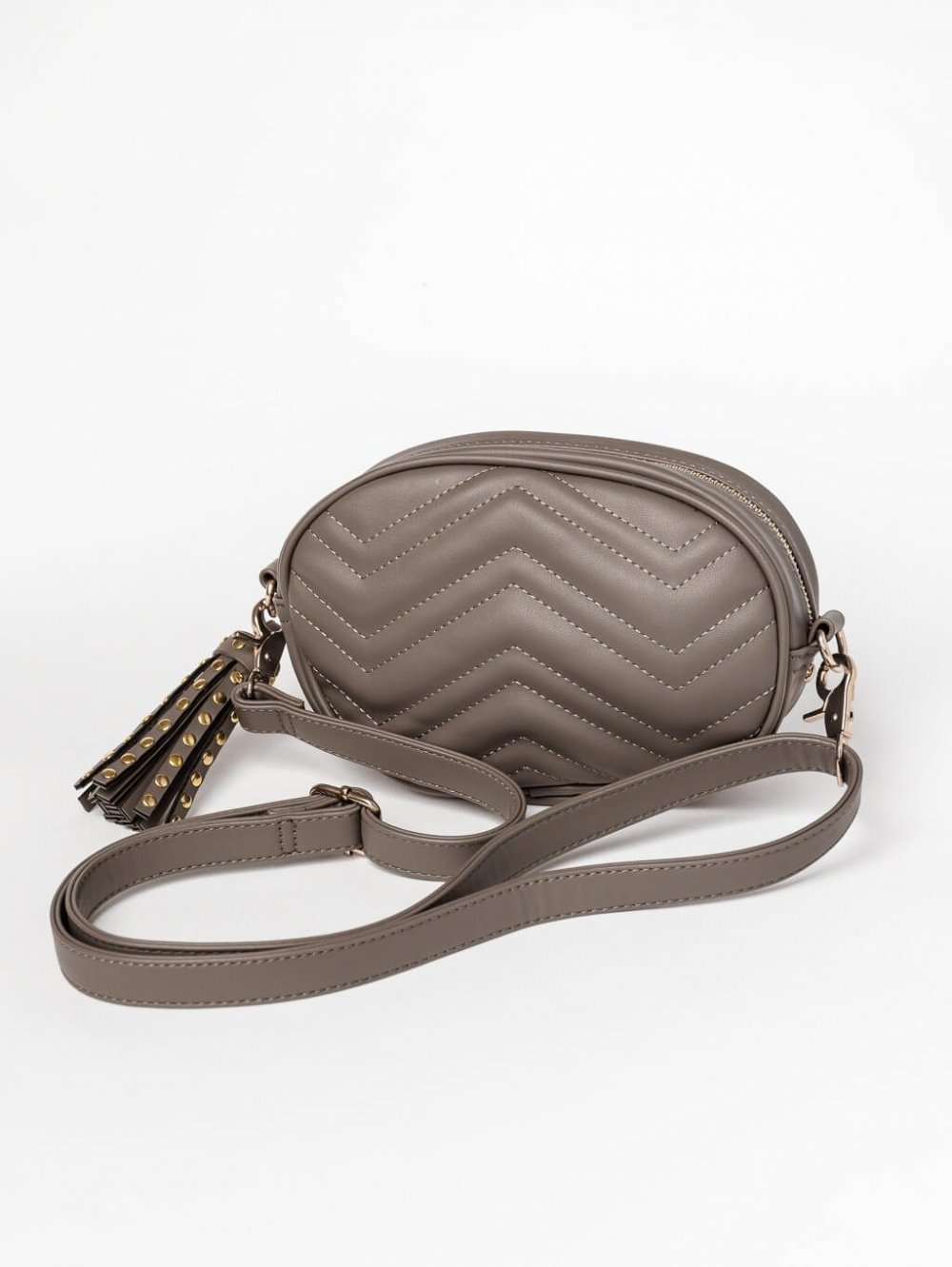 Sivo-hnedá kabelka s príveskom