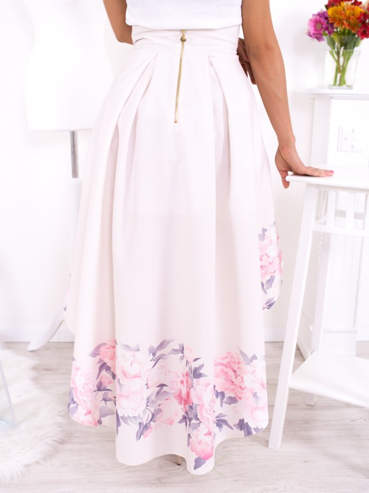 Biela asymetrická elegantná sukňa s ružovými kvetmi
