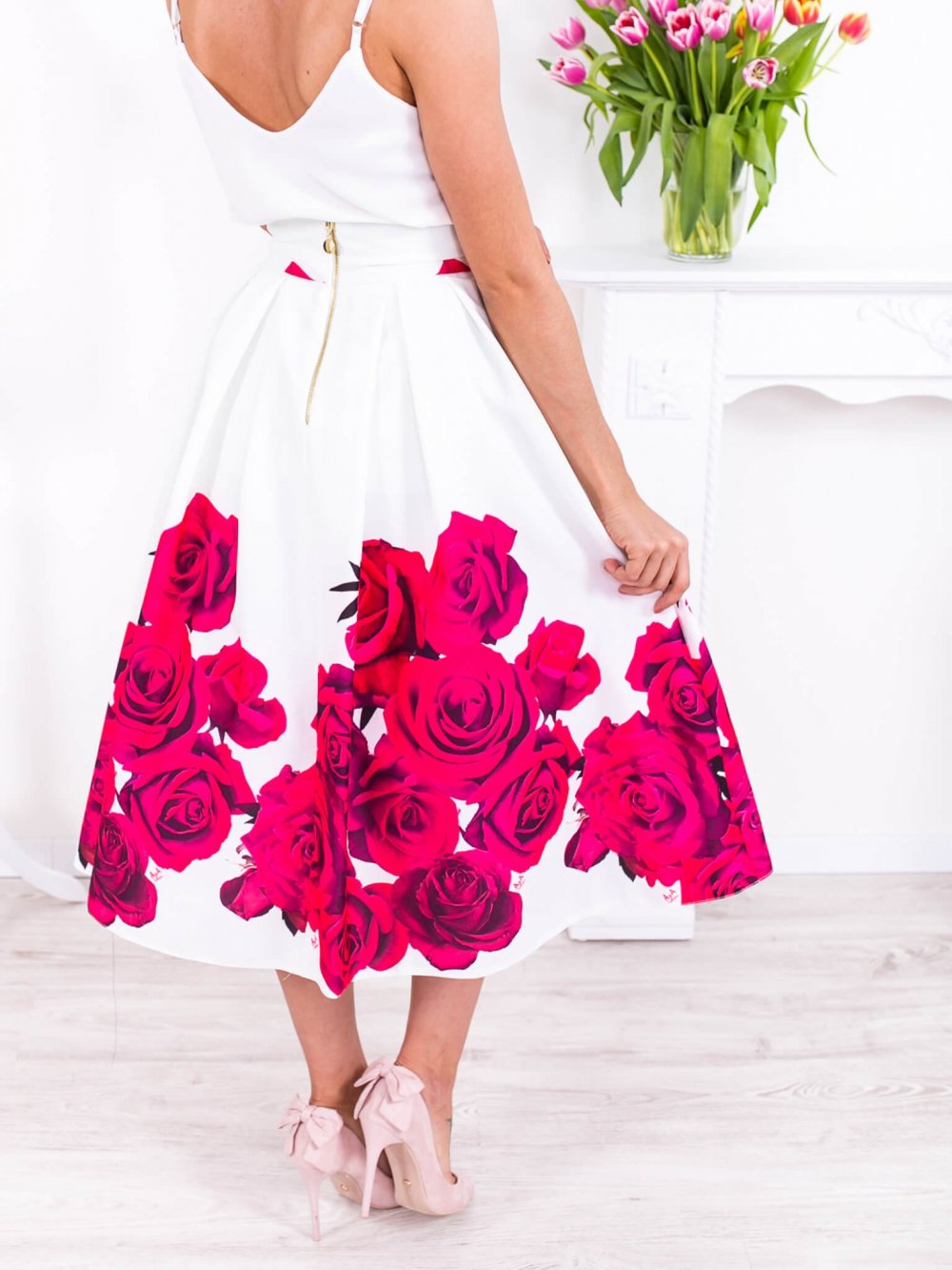 Biela midi elegantná sukňa s ružovými kvetmi