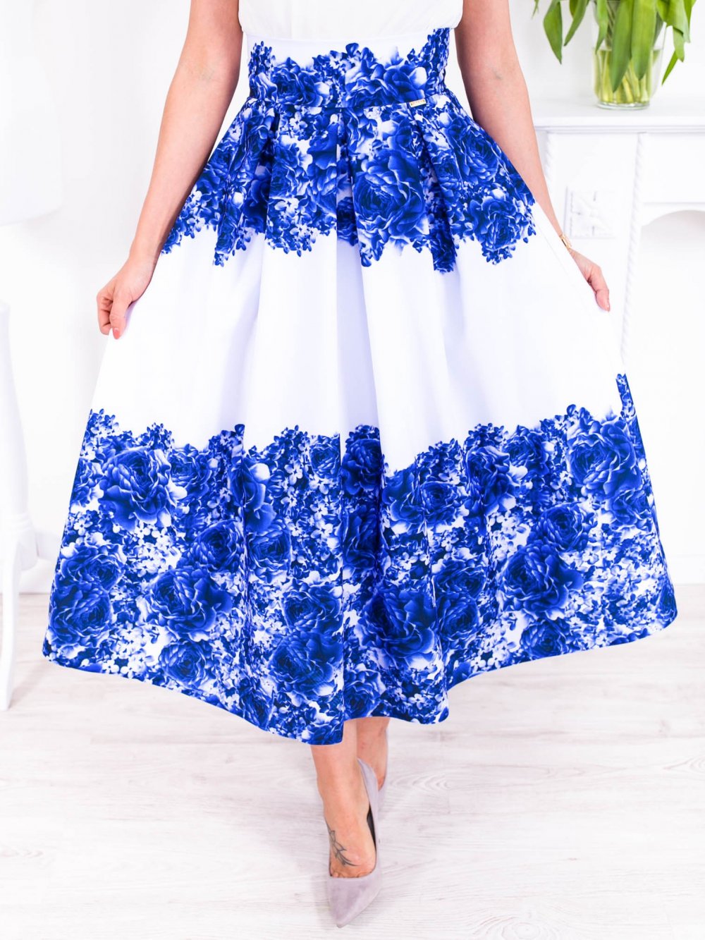 Bledomodrá midi elegantná sukňa s modrými kvetmi