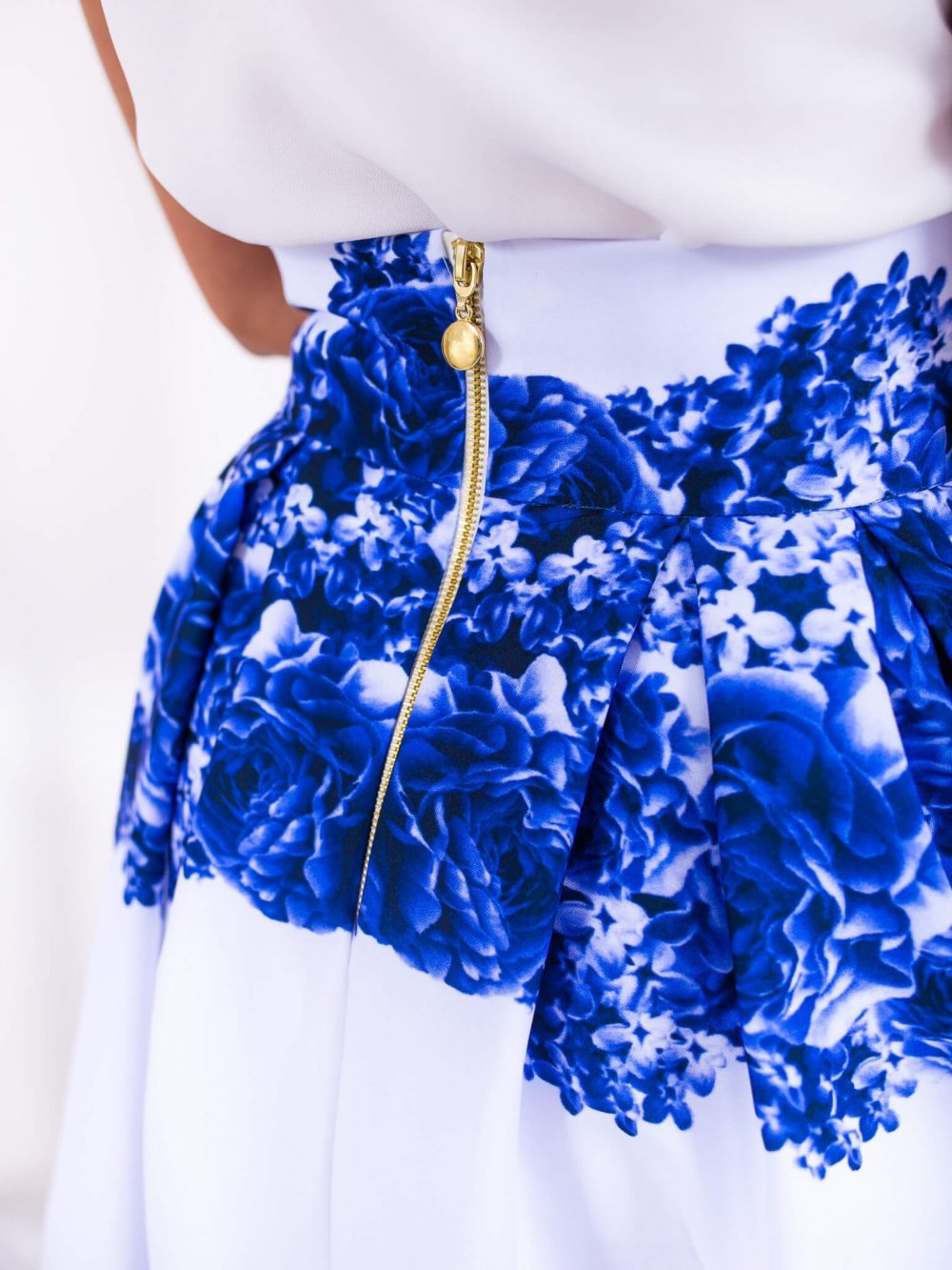 Bledomodrá midi elegantná sukňa s modrými kvetmi