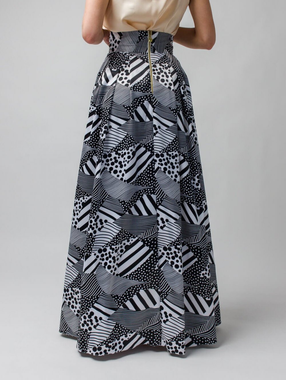 černo-bílá saténová vzorovaná sukně