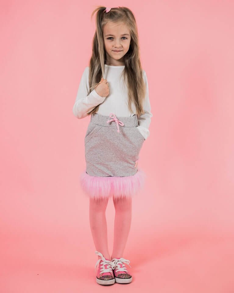 Sivá detská sukňa s ružovou kožušinou