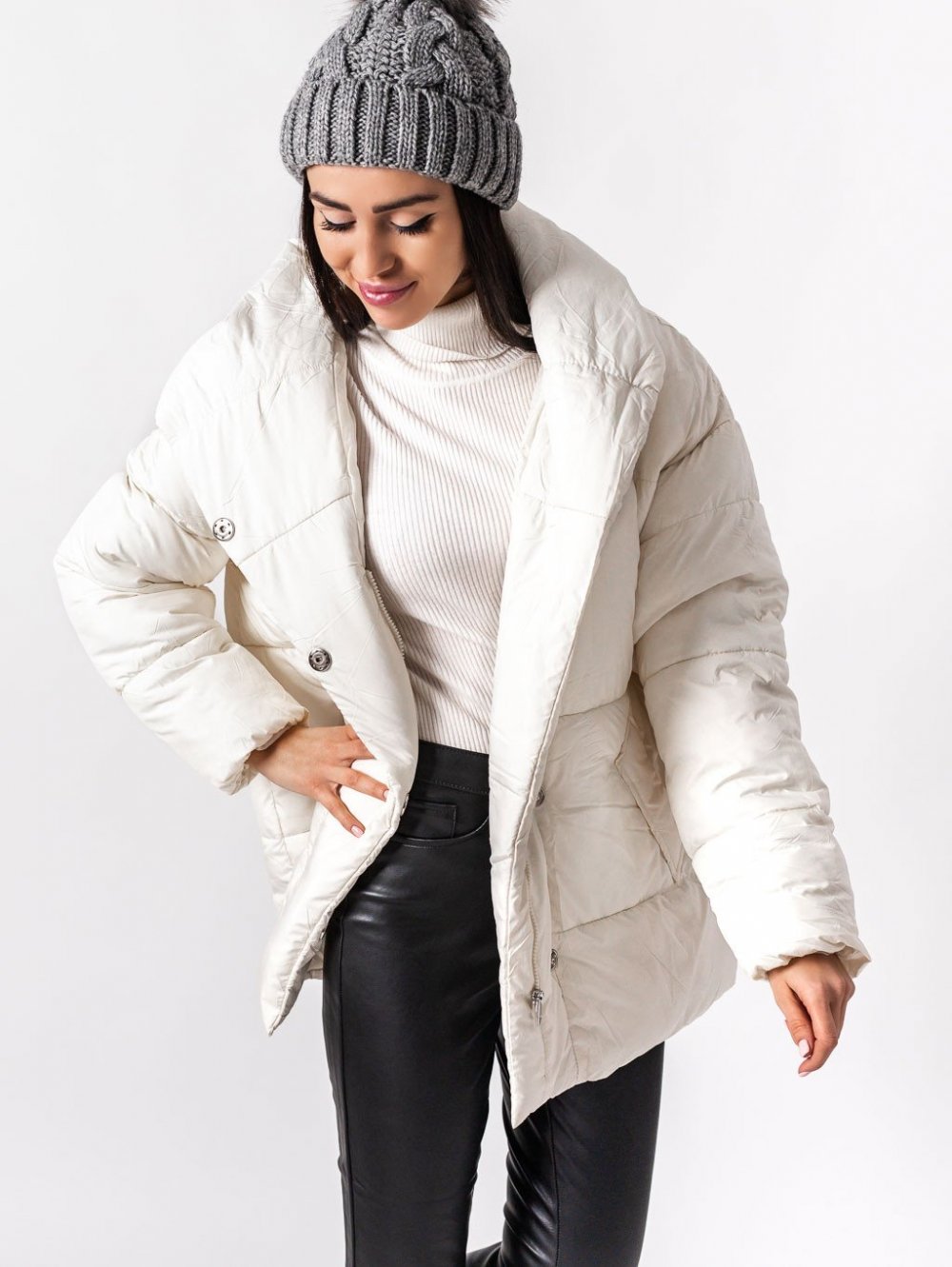 Biela bunda s kapucňou
