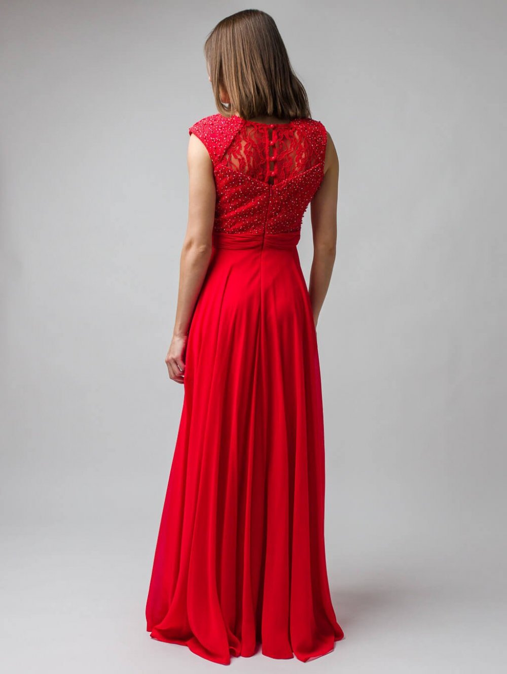 Červené dlhé spoločenské šaty vyšívané perlami