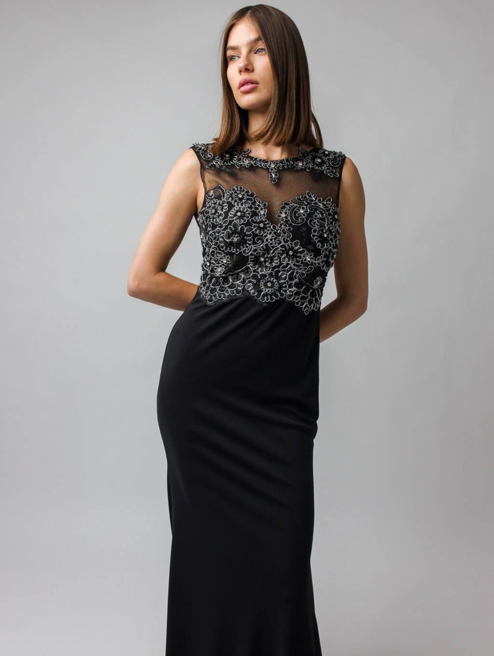Čierne dlhé spoločenské šaty s čipkovaným dekoltom