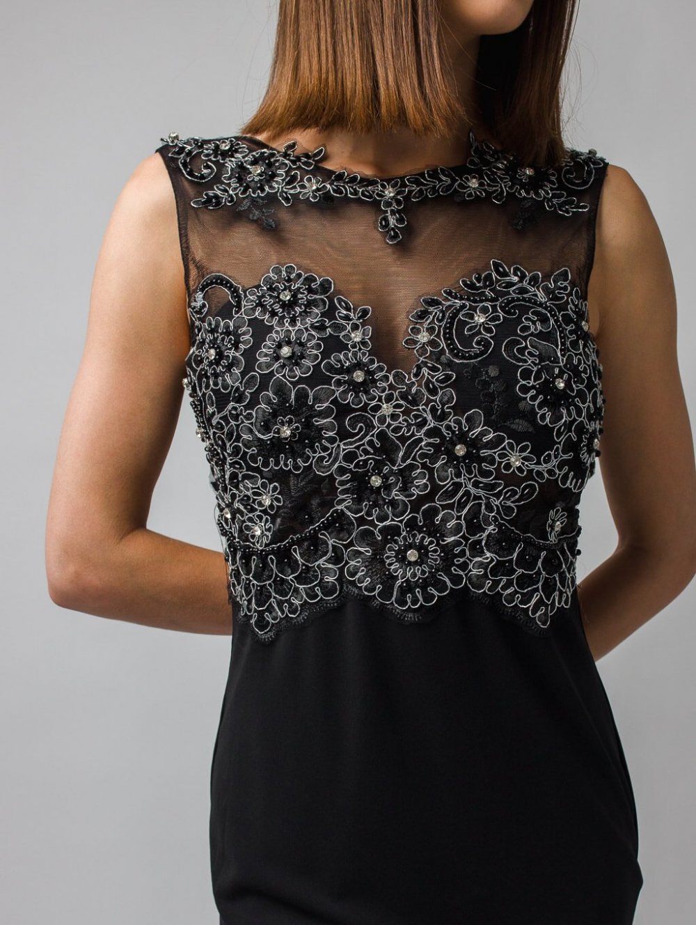 Čierne dlhé spoločenské šaty s čipkovaným dekoltom