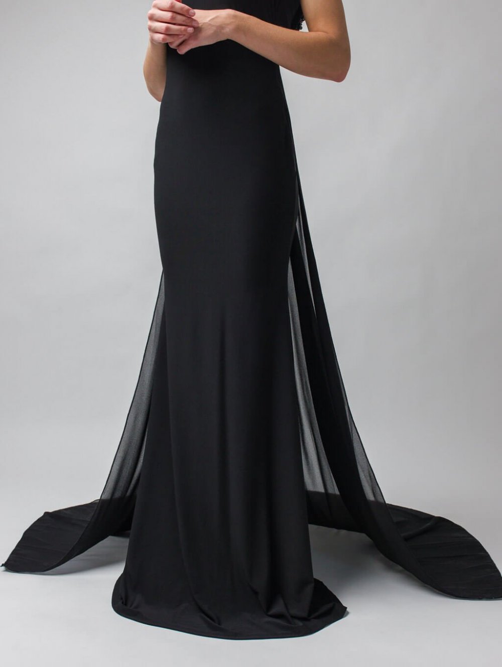 Černé dlouhé společenské šaty s vlečkou solení