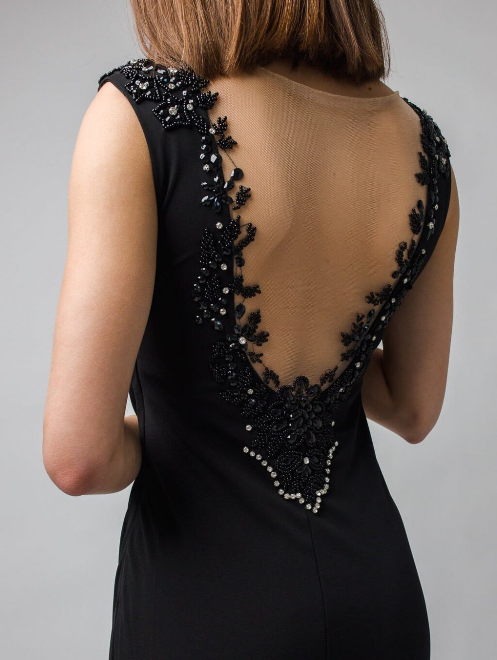 Čierne dlhé spoločenské šaty so zdobením na chrbte