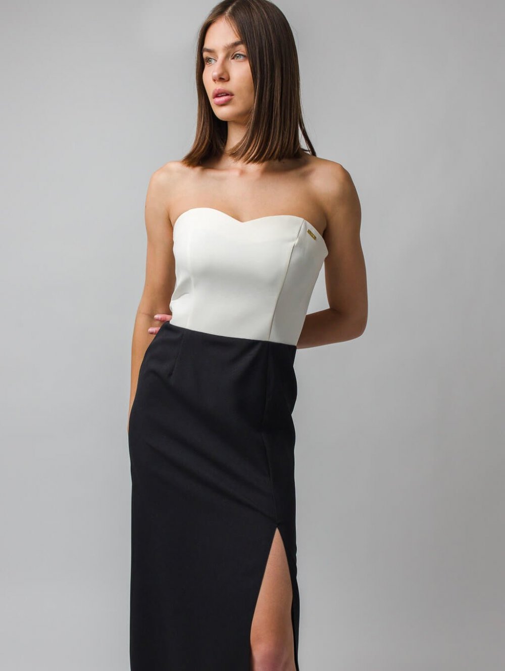 Černo-bílé elegantní šaty s rozparky