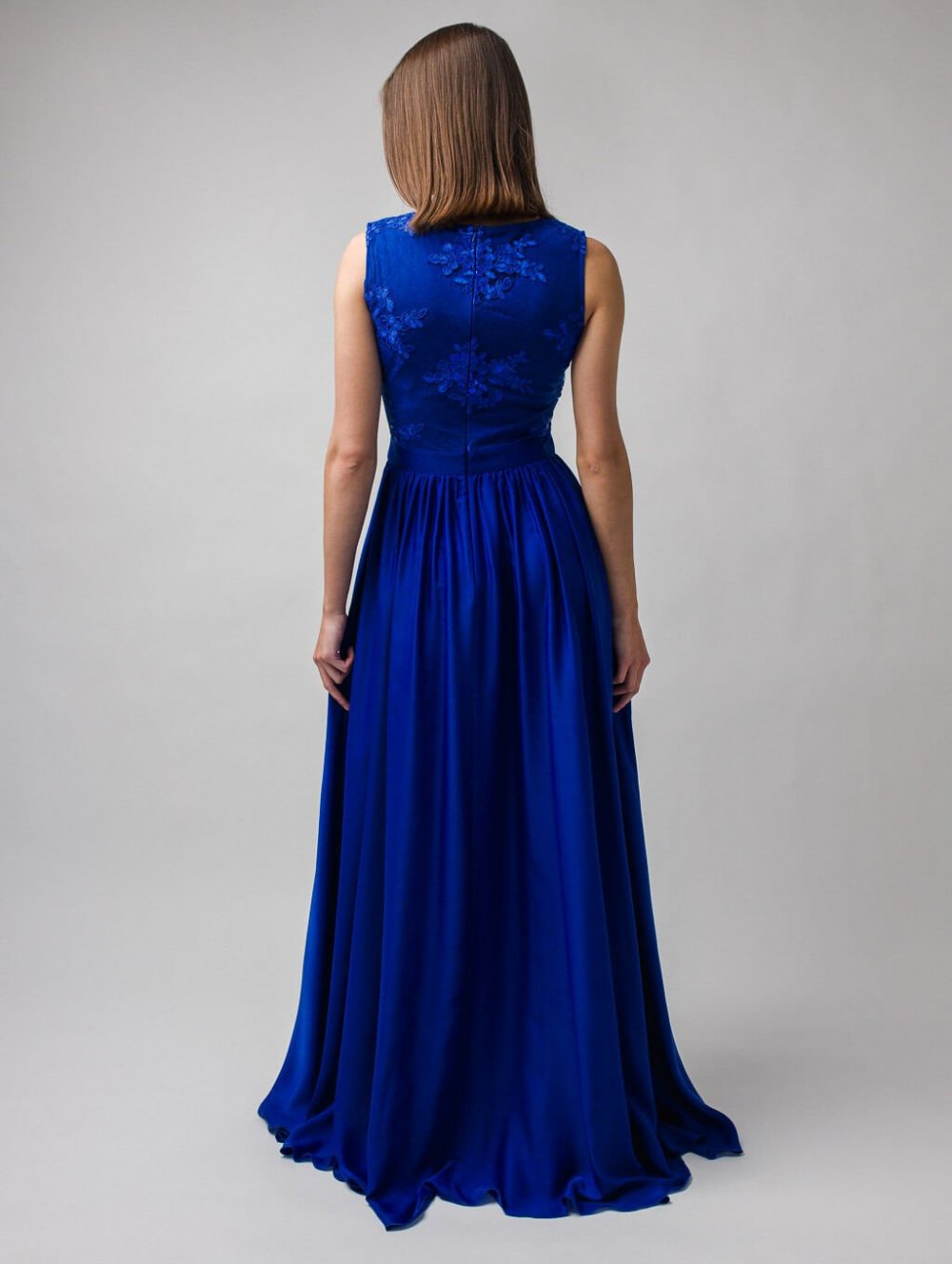 Modré dlouhé společenské saténové šaty s krajkou Juliette