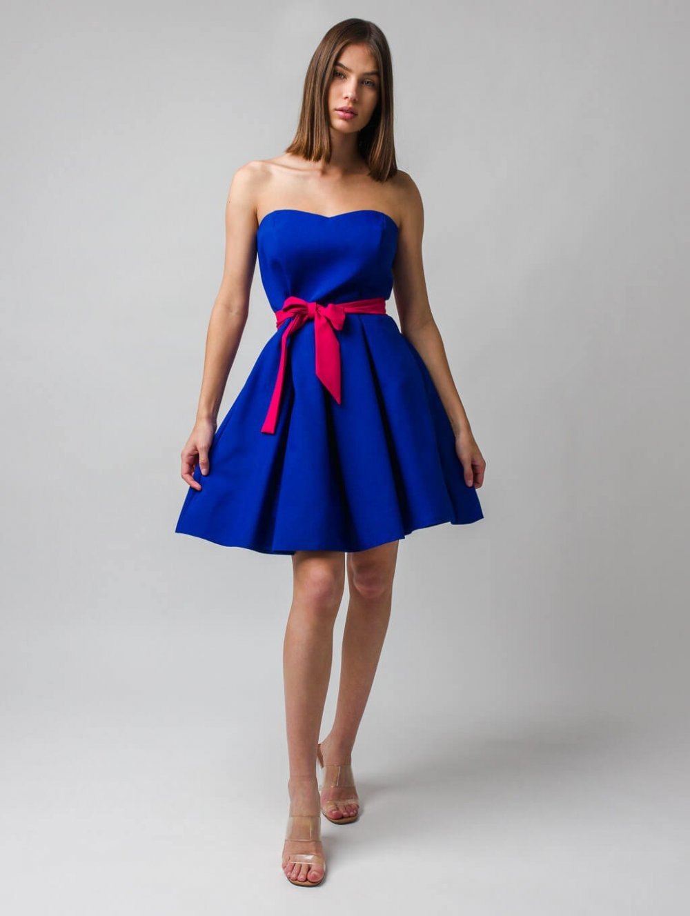 Modré krátke šaty s cyklámenovou stuhou