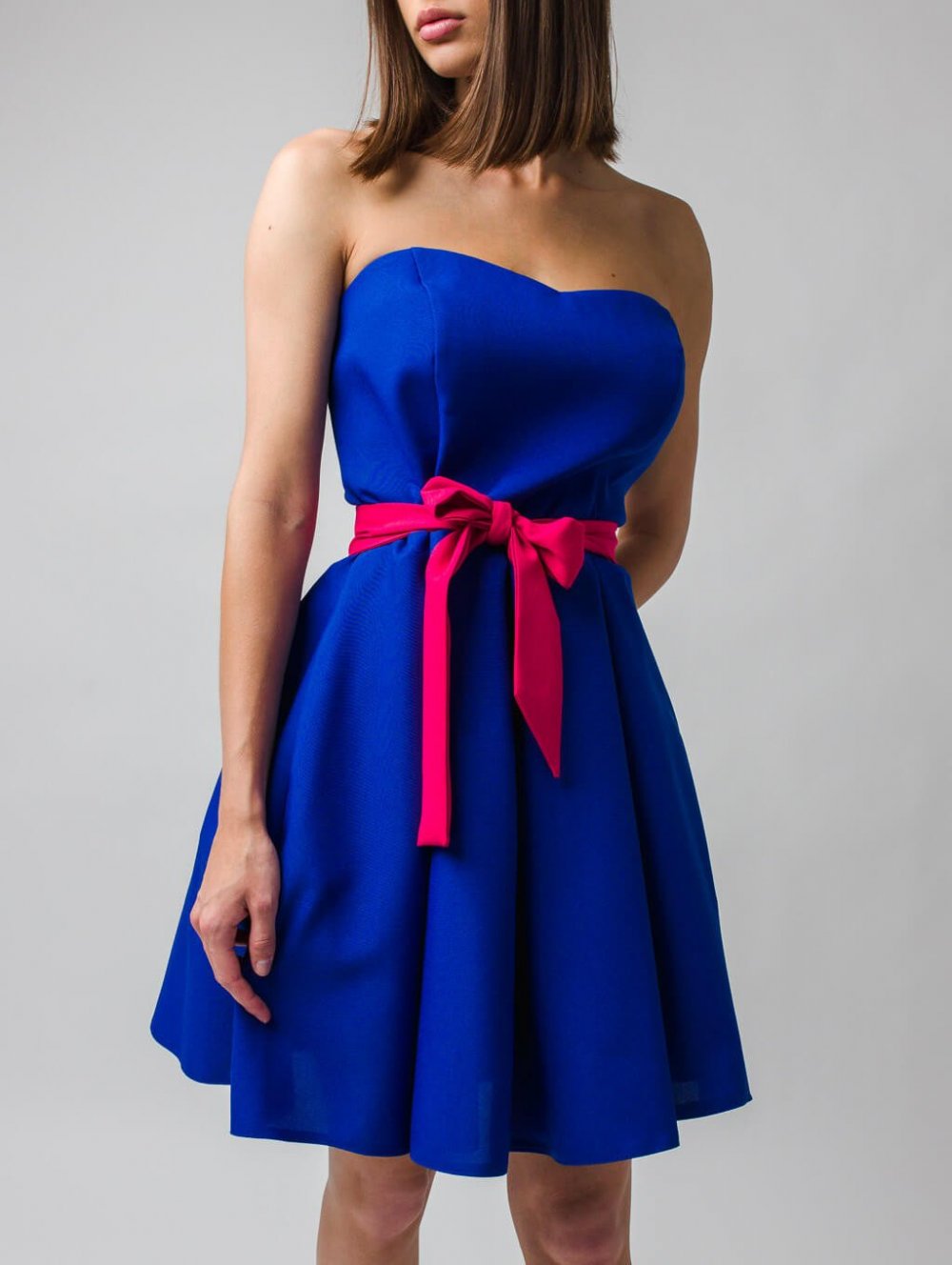 Modré krátke šaty s cyklámenovou stuhou