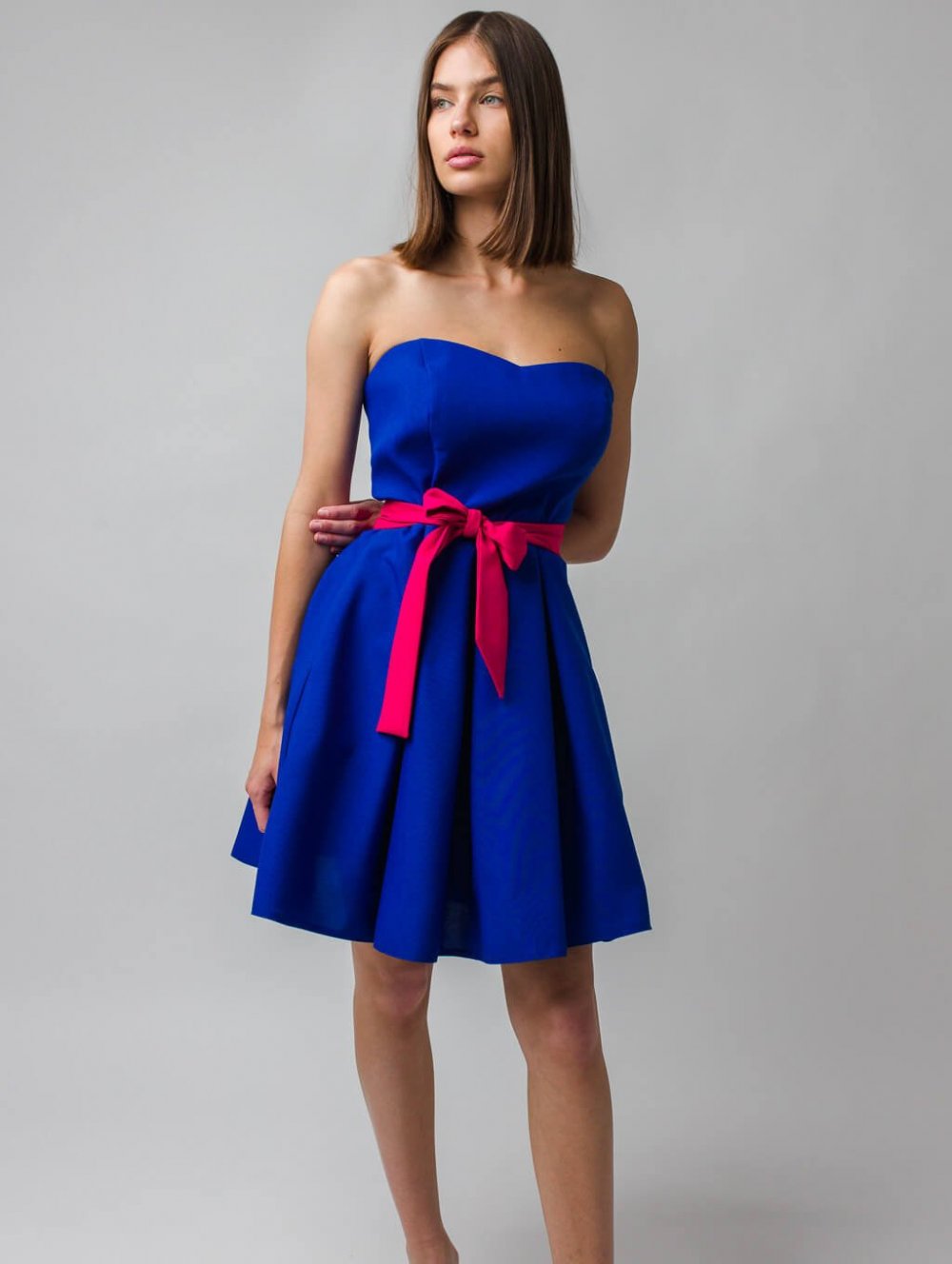 Modré krátké šaty s cyklámenová stuhou
