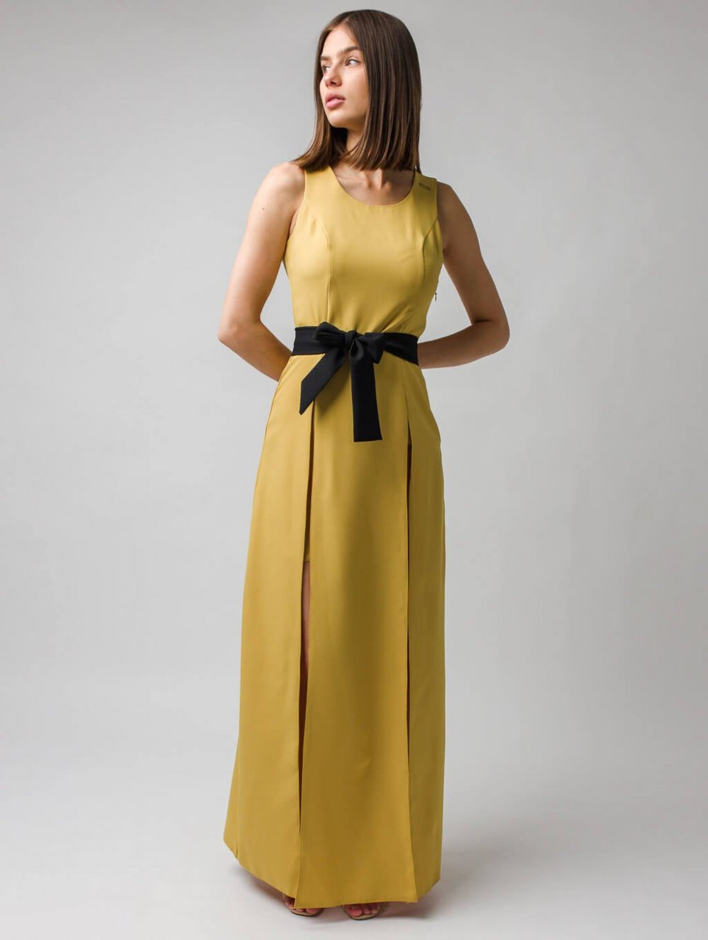 Žluté elegantní šaty s rozparky