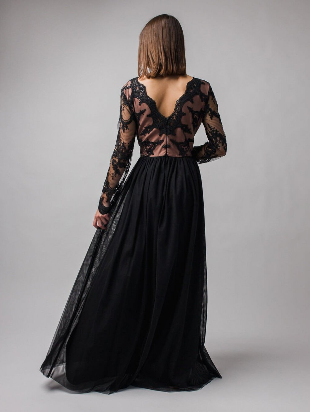 Černo-béžové dlouhé společenské šaty s rozparkem Adel