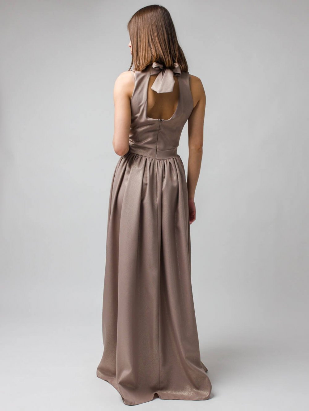 Hnedo-sivé lesklé dlhé spoločenské šaty s rozparkom Livia