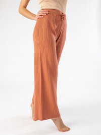 Oranžovo-ružové nohavice Francie