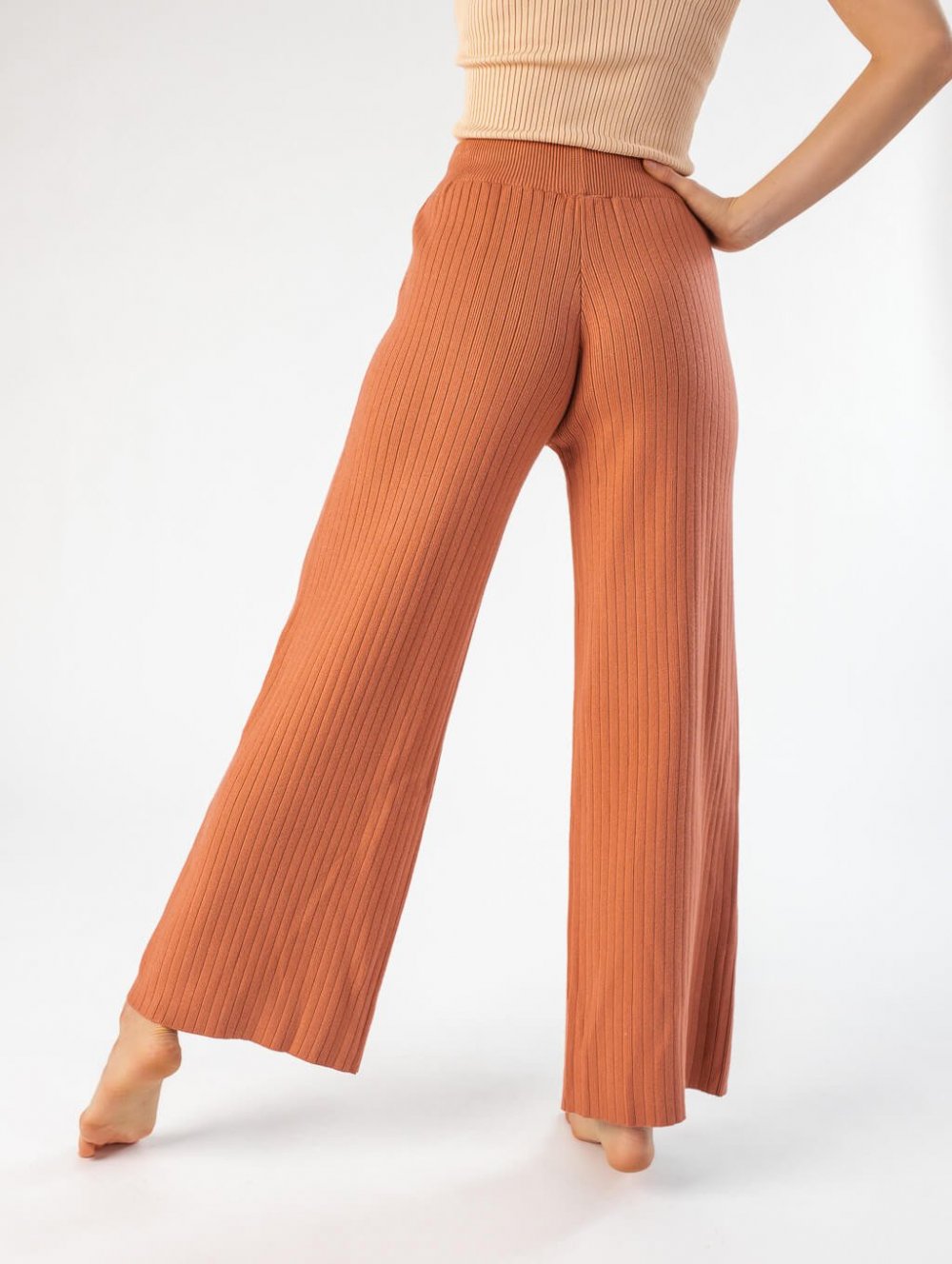 Oranžovo-růžové kalhoty Francie