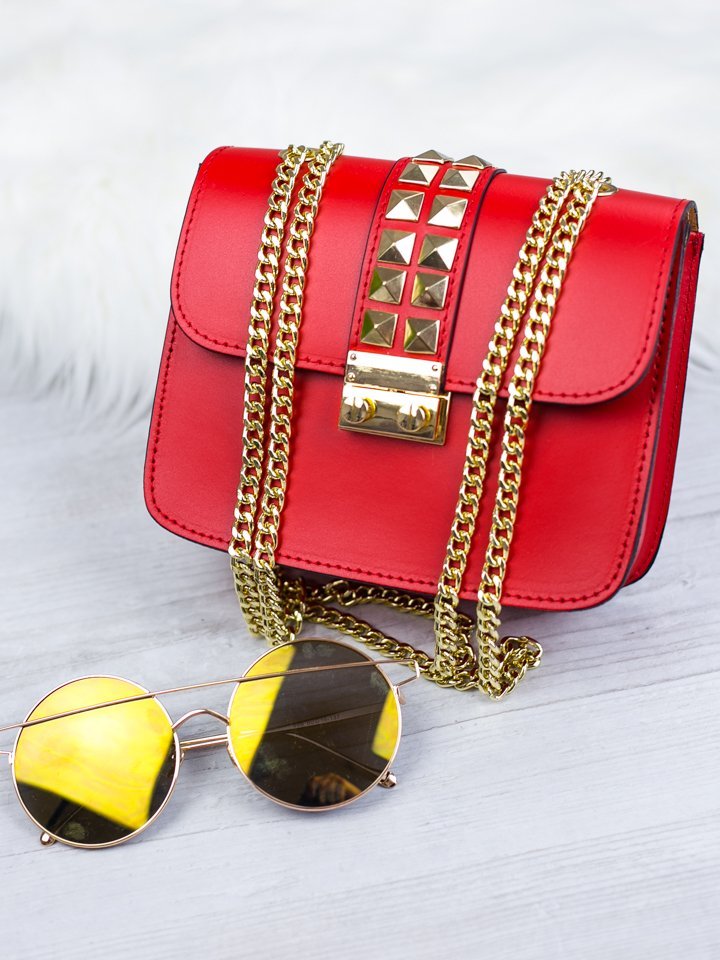 Červená kožená kabelka so zlatým vybíjaním