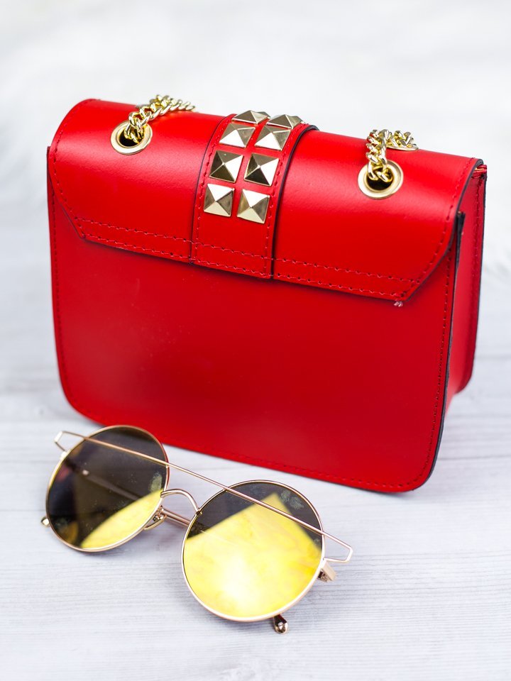 Červená kožená kabelka so zlatým vybíjaním