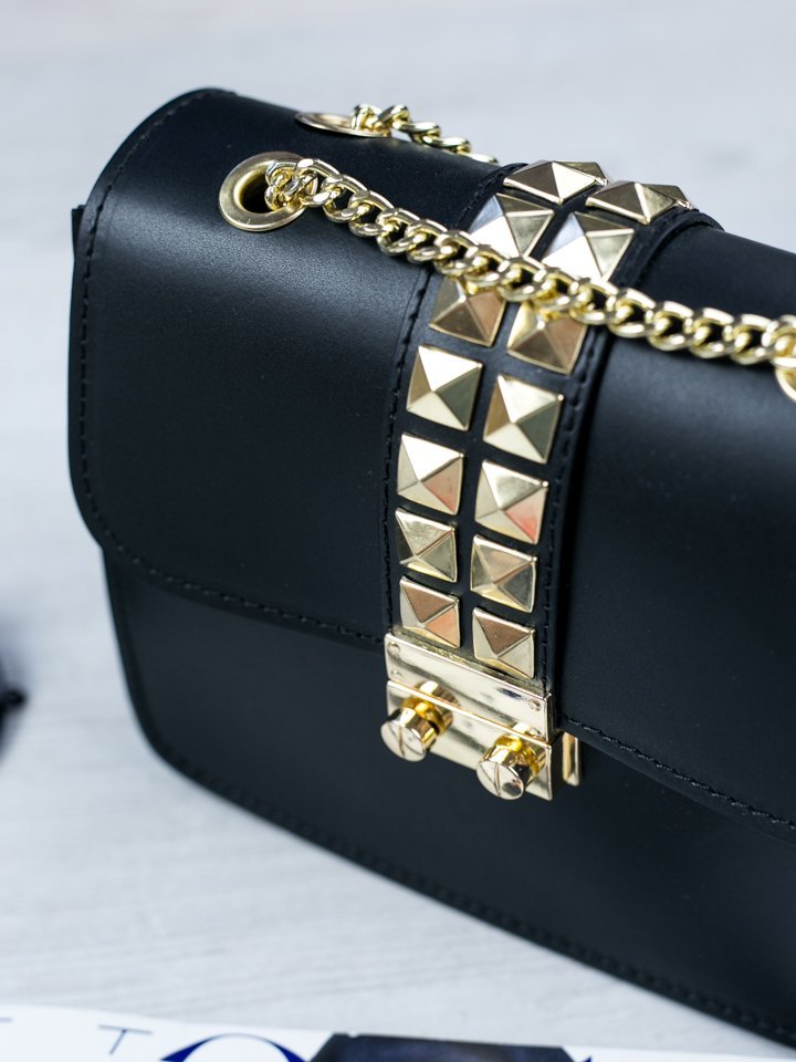 Čierna kožená kabelka so zlatým vybíjaním