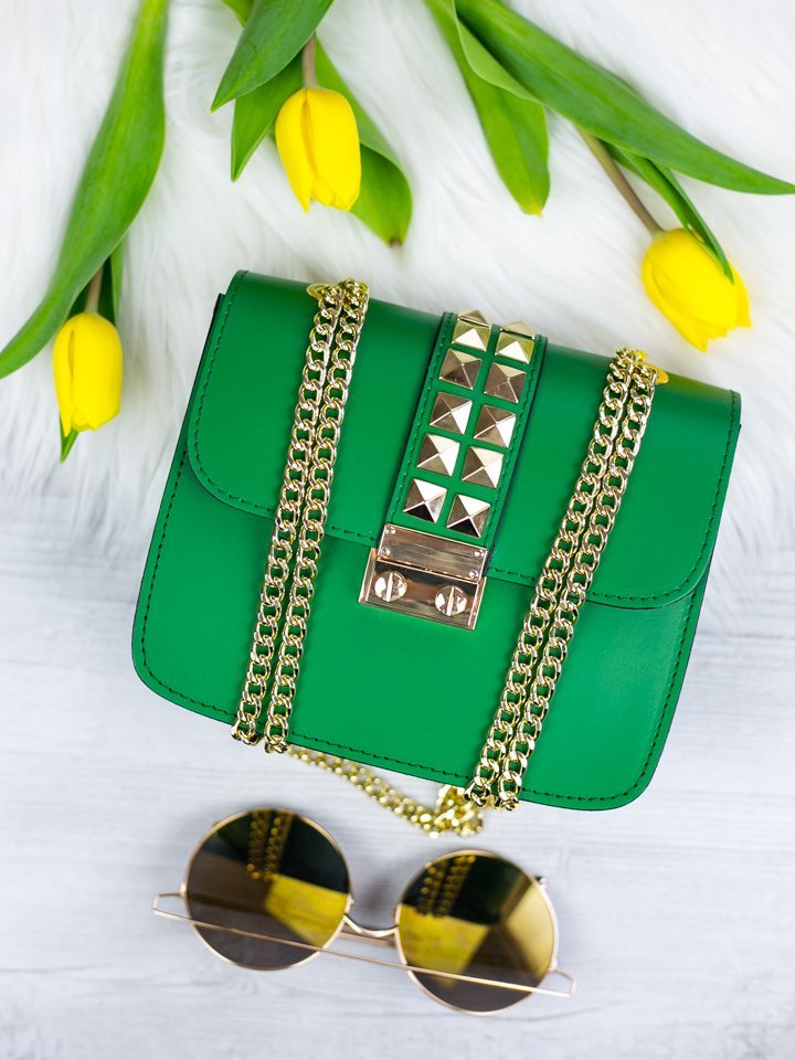 Zelená kožená kabelka so zlatým vybíjaním