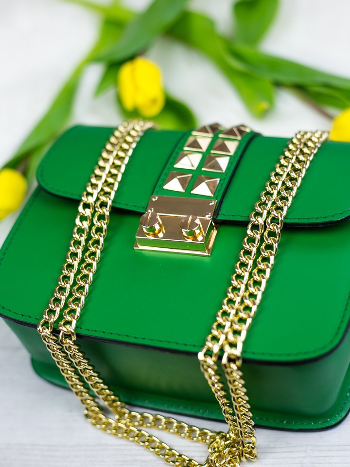 Zelená kožená kabelka so zlatým vybíjaním