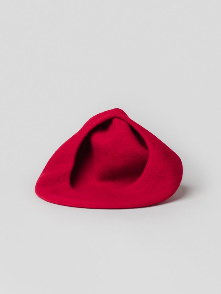 Červený baret Betsy