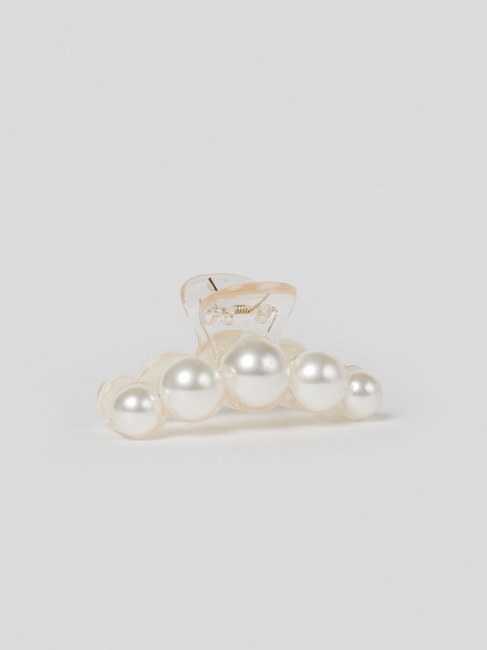 Biely štipec s perlami