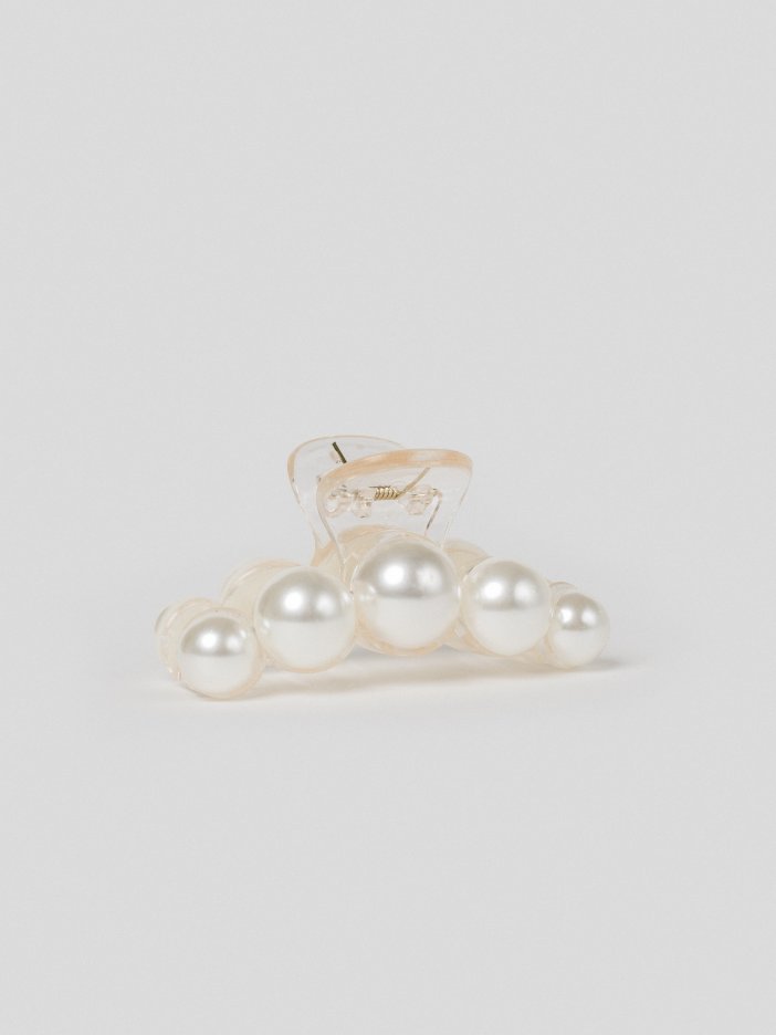 Biely štipec s perlami