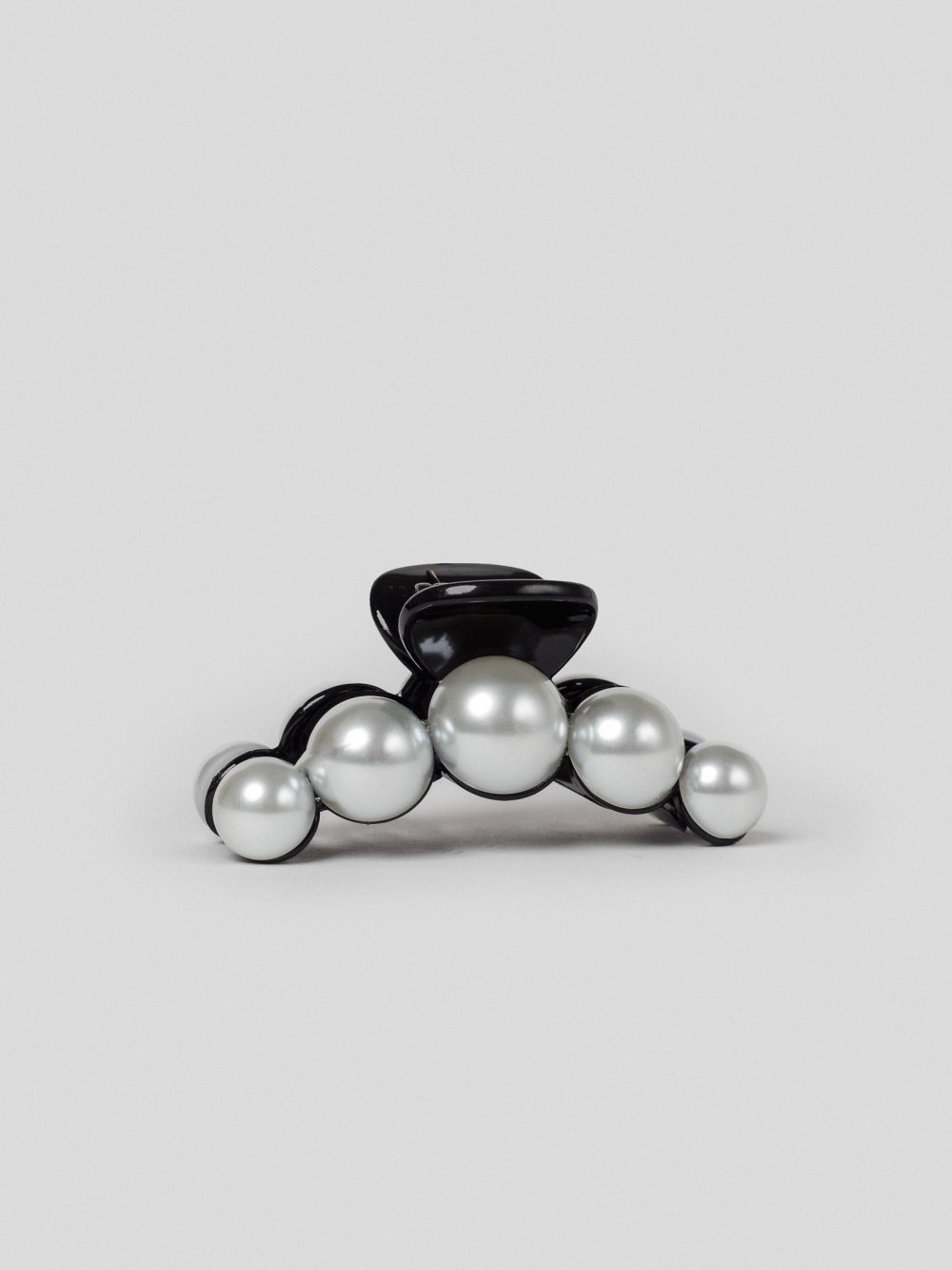 Čierny štipec s perlami