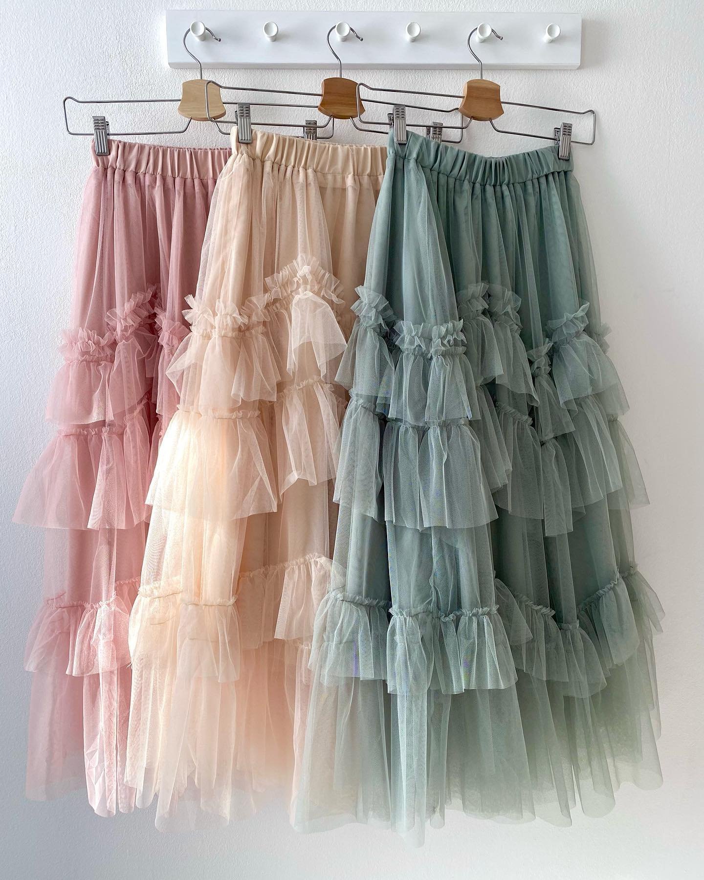 NOVINKA ❣️ Na eshop sme si doplnili nové tylové sukničky. 😍Nadychané sukne v krásnych farebných odtieňoch. Nebojte sa ich kombinovať s tričkom s nápisom, košeľou alebo body. 😉 Ružová tylová sukňa Terra Béžová tylová sukňa Terra Bledozelená tylová sukňa Terra