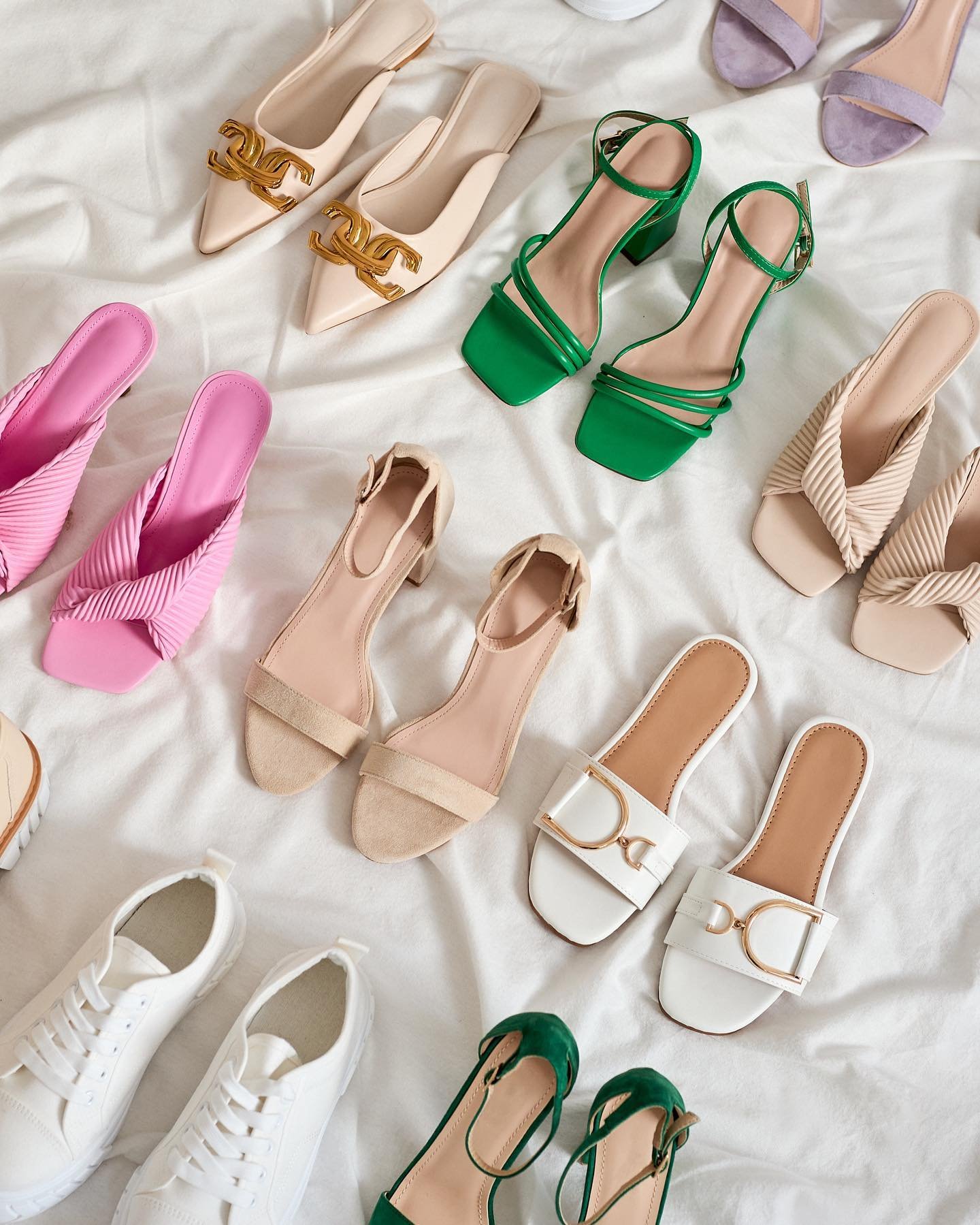 Videla si už náš výber topánok? 👠 NIE? Tak to musíš hneď napraviť 😍 sandále, šľapky a štýlové tenisky vhodné do všetkých outfitov 💃🏼 vyberieš si farebné alebo radšej klasiku?