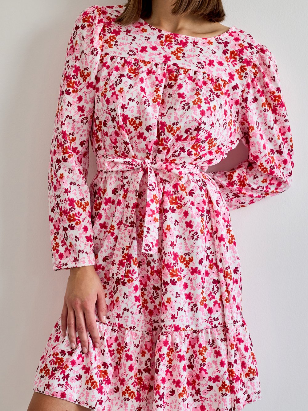 Bílo-růžové květované šaty Lea