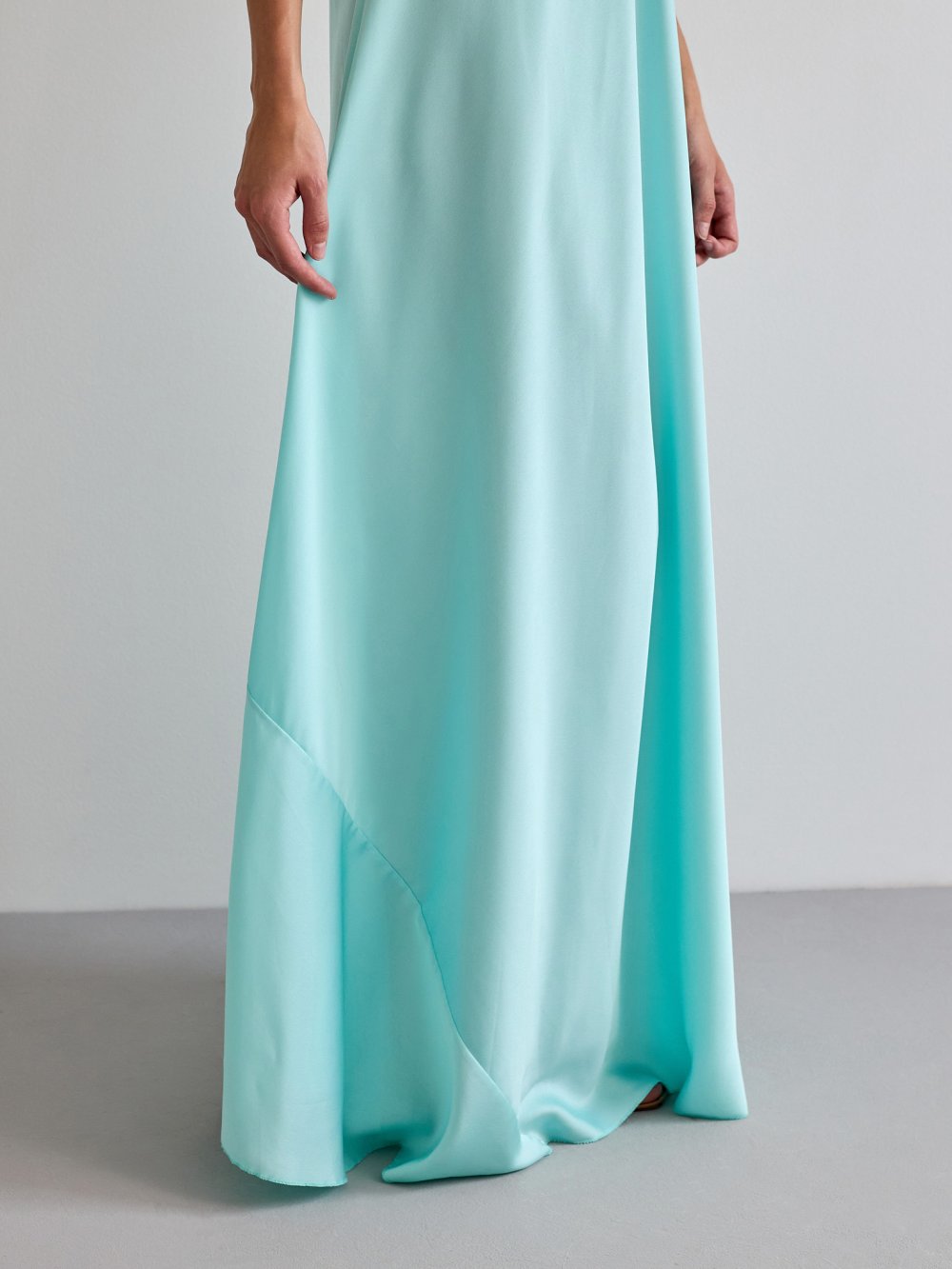 Bledě modré saténové šaty Melissa