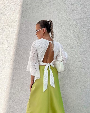 #outfitinspo na dnes od @ve.ro_a 💚 Svieža letná farebná kombinácia  bieleho romantického topu a farebnej saténovej sukne. 😍 Tak čo odvážila by si si dať takýto outfit ako Veronika?