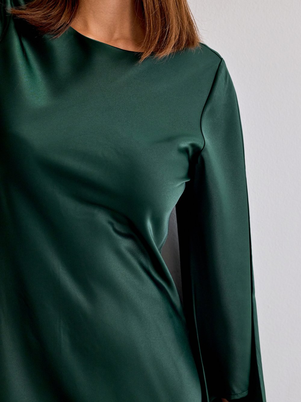 Tmavě zelené saténové šaty Bais