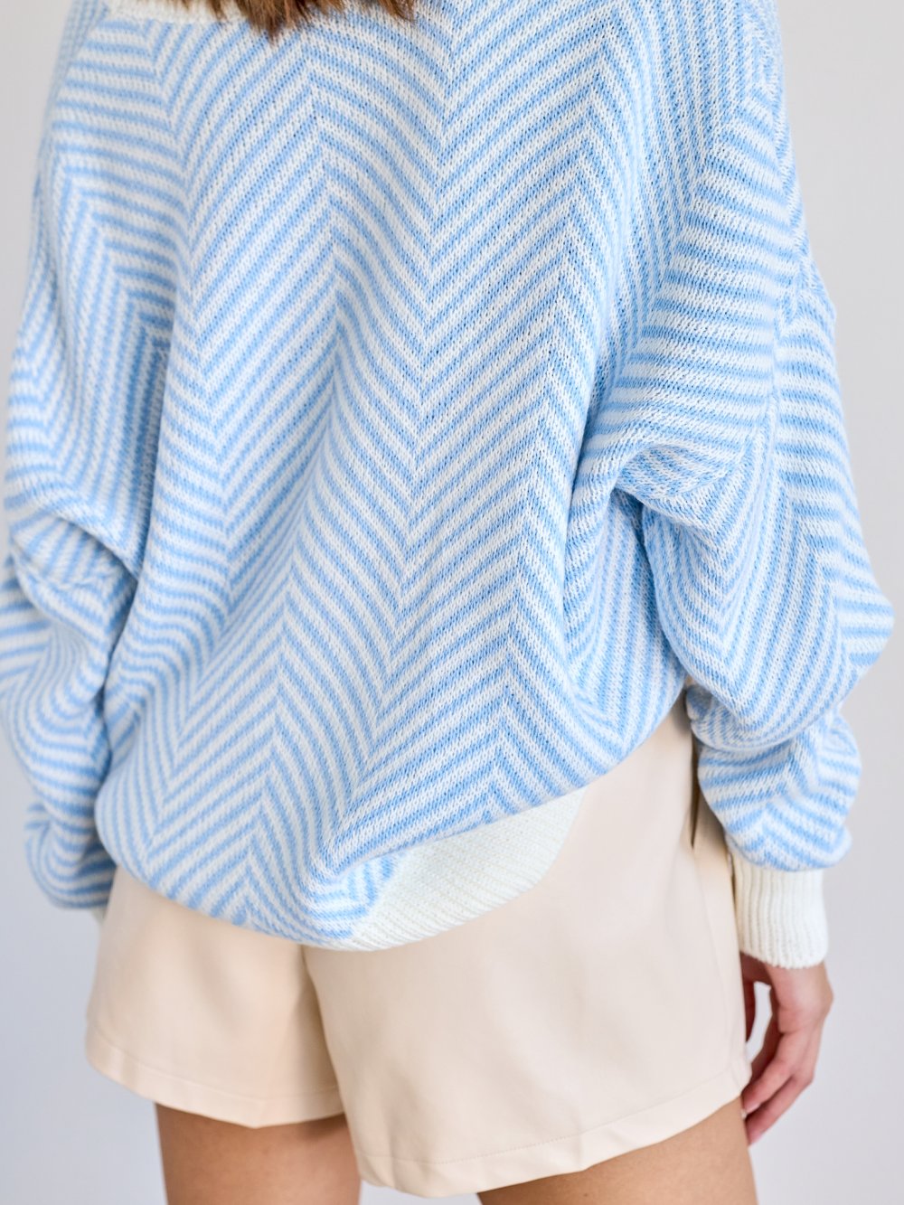 Bielo-modrý sveter Adrienne