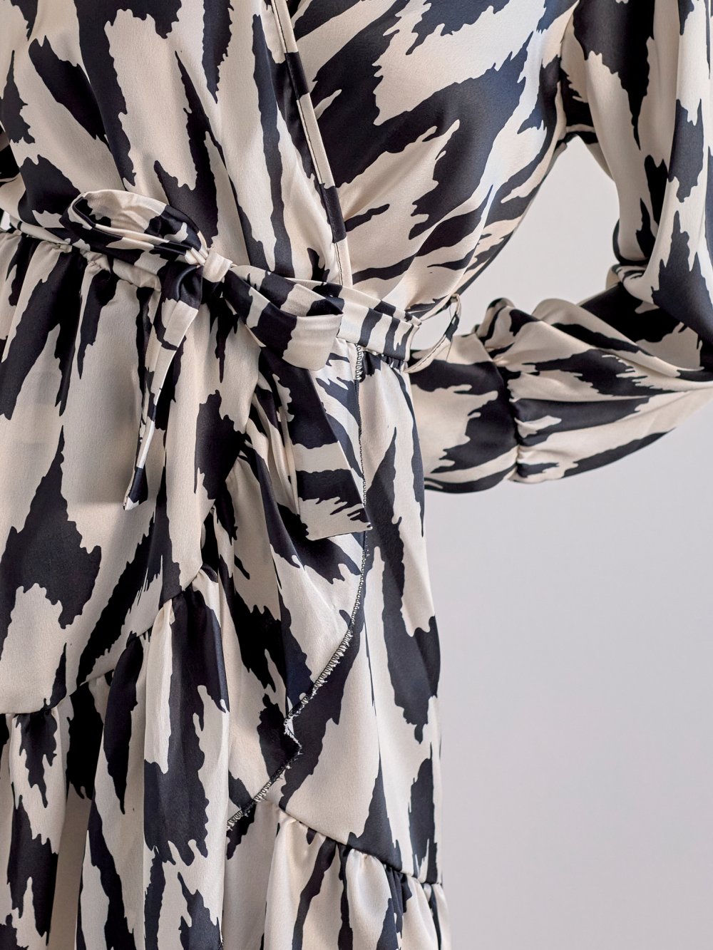 Čierno-béžové vzorované šaty Laeta