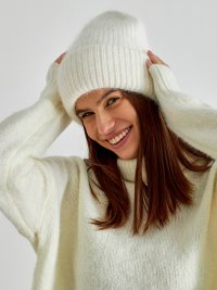 Bílá pletená zimní čepice Iggy
