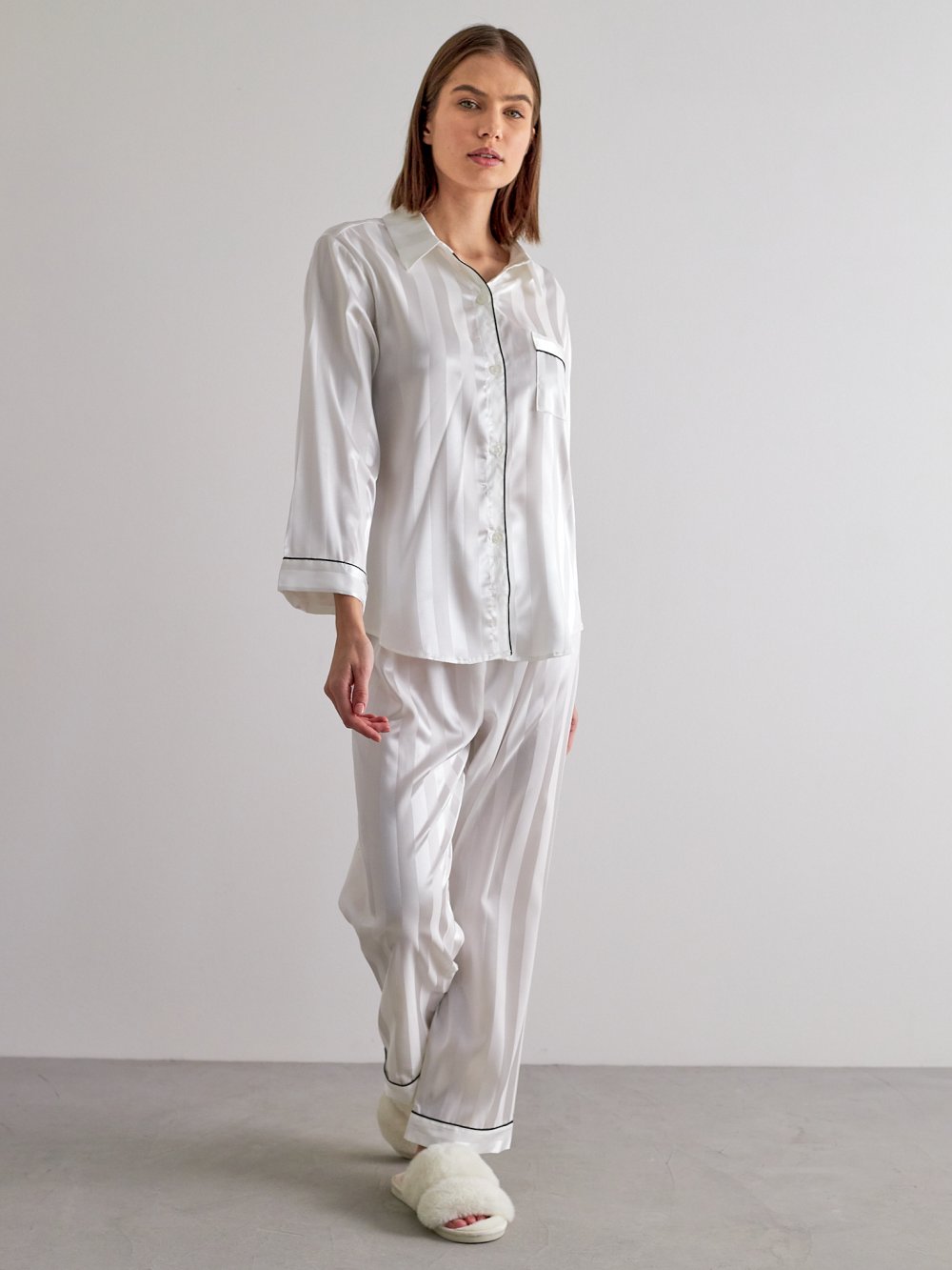 Bílé saténové pyžamo Clairis
