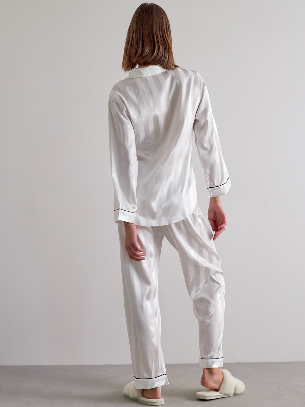Bílé saténové pyžamo Clairis
