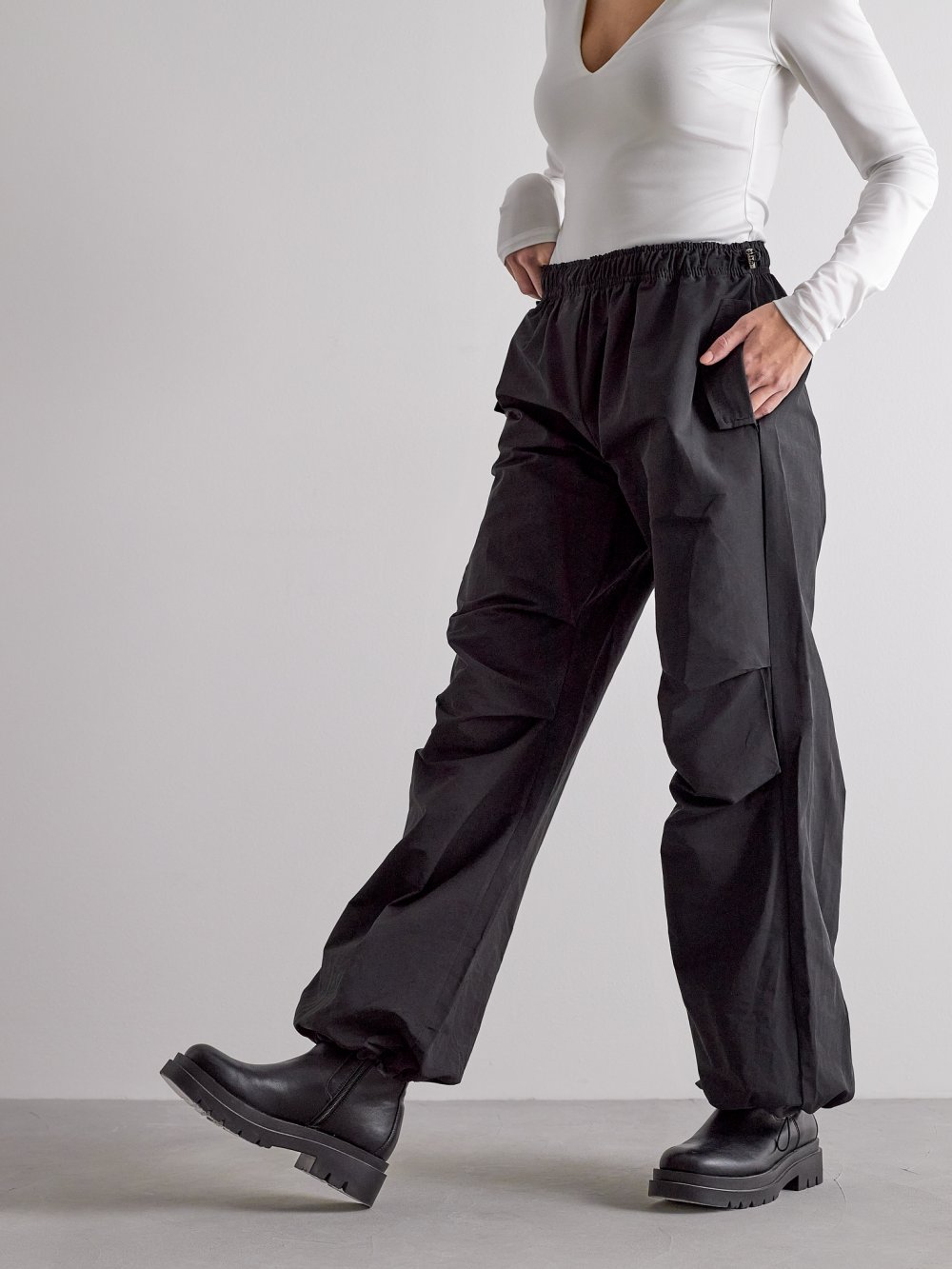 Černé kapsáčové kalhoty Zua