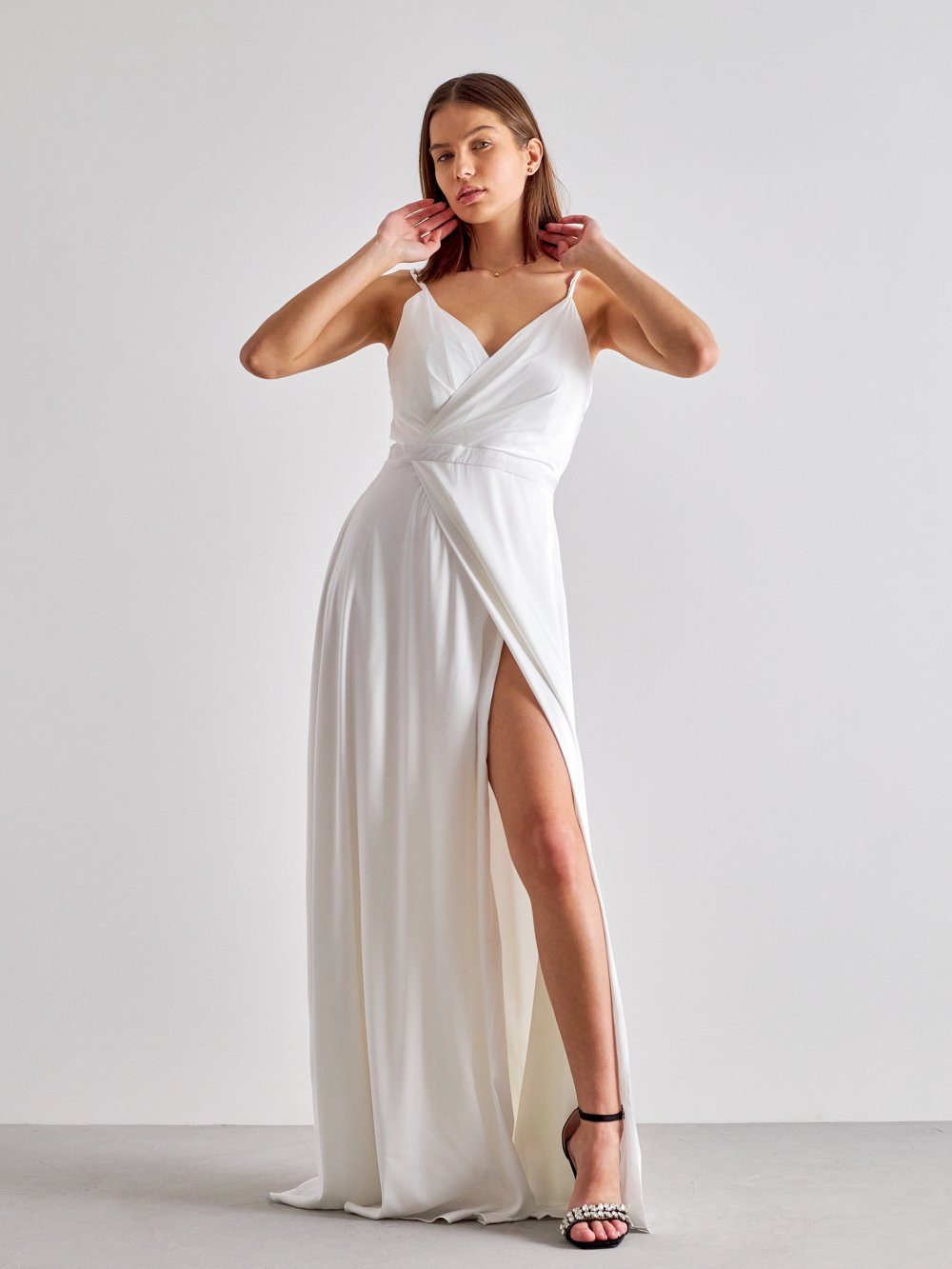 Bílé saténové společenské šaty Virginie