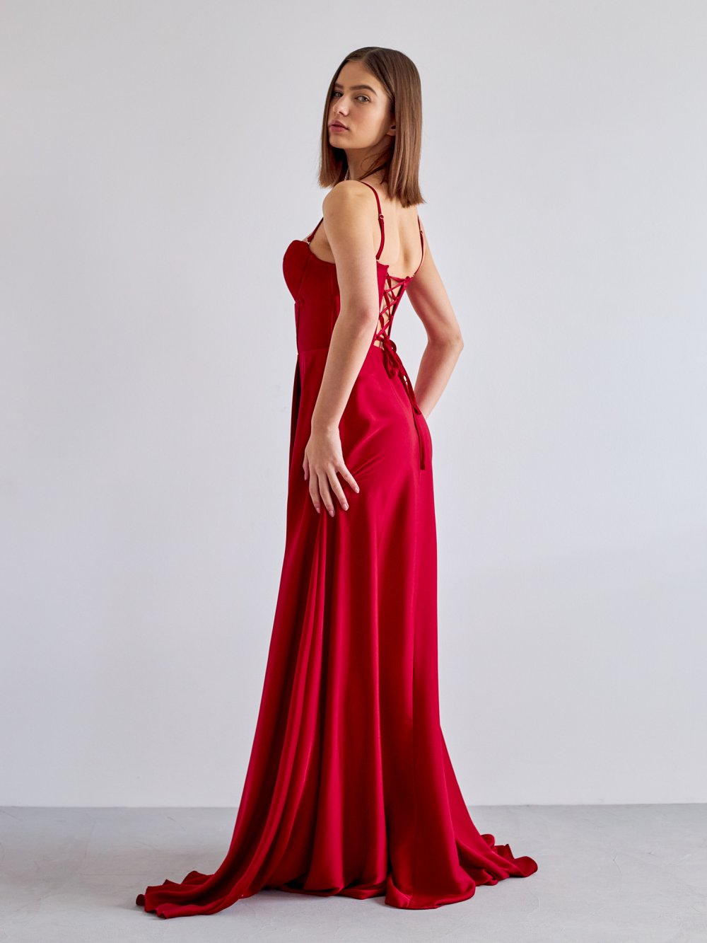 Tmavě-červené saténové společenské šaty Emma