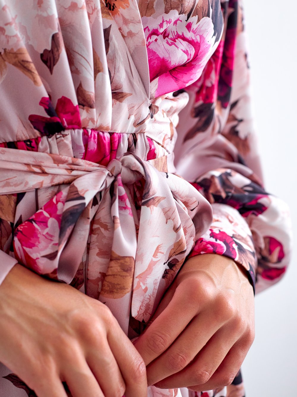 Bledě-ružové kvetované šaty Francesca