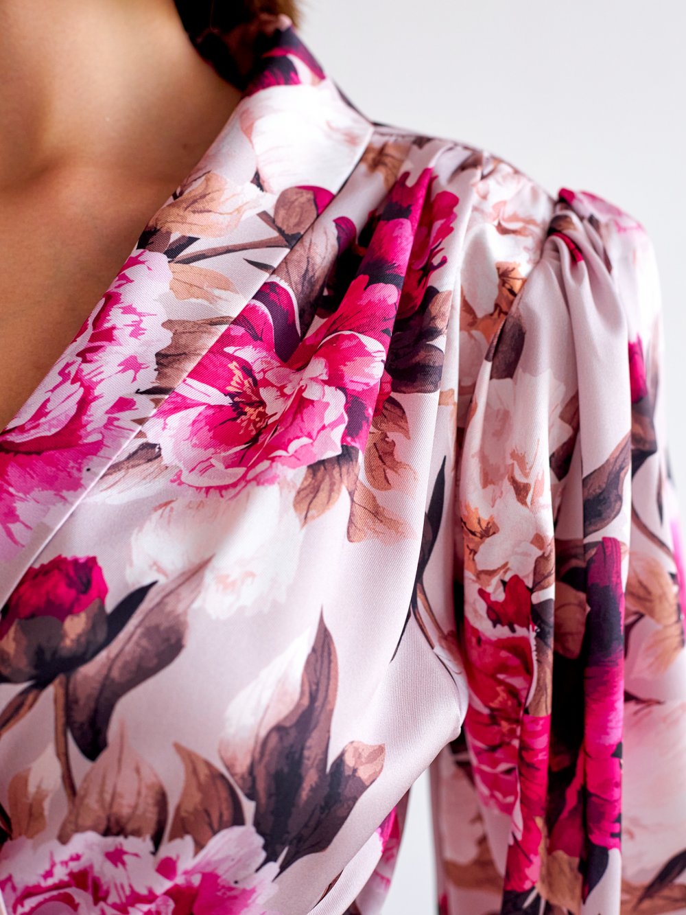 Bledoružové kvetované šaty Francesca